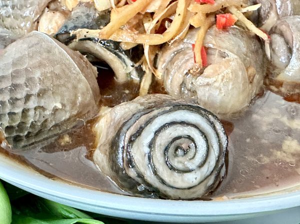 ●魚卷用湯匙挖著吃，魚嫩醬汁鮮。