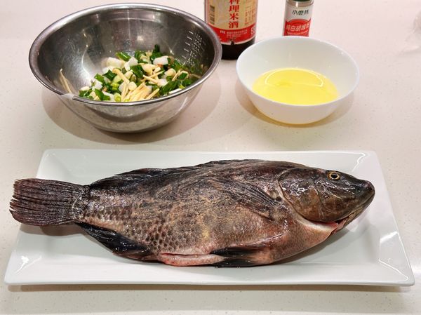 1. 吳郭魚洗淨擦乾，兩面抹米酒去腥，表面抹些胡椒粉提香