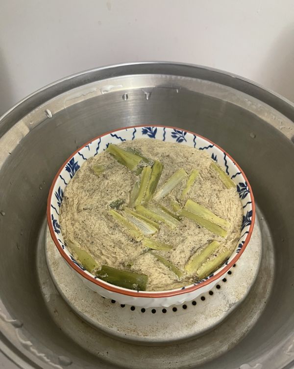 悶熟出爐：
切斷電源或關火後，不要立刻掀蓋，利用餘溫悶5分鐘，讓蒸蛋中心完全凝固，口感更Q彈。