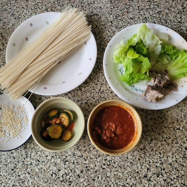 生菜洗淨、拌勻香油、醬油、蜂蜜、泡菜碎、細辣椒粉、韓式辣醬、切過的蒜頭麵線在碟裡當調醬備用