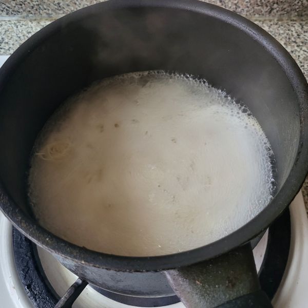 加水到鍋裡煮沸再加麵線，之後把麵線瀝乾用冰水洗淨澱粉會更彈