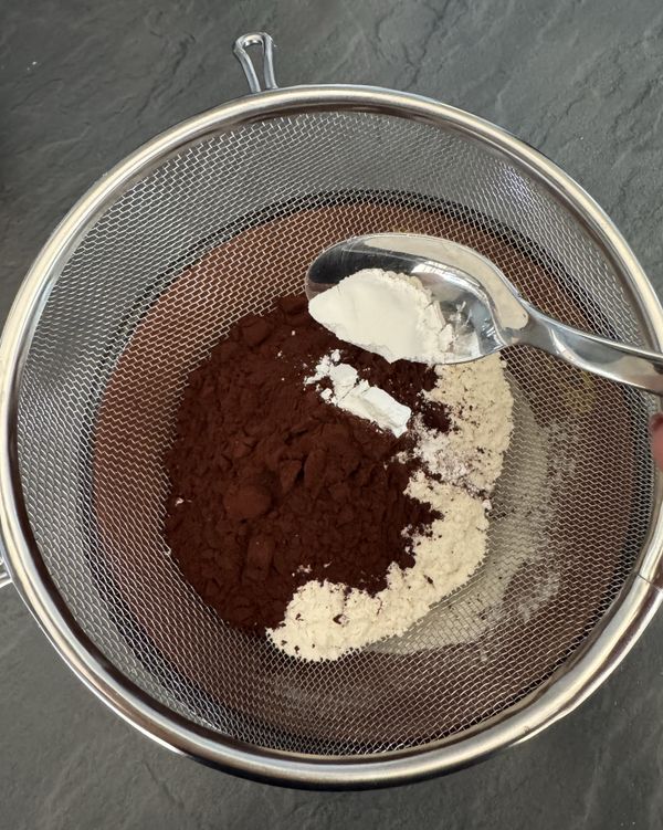 麵粉 +可可粉 + 泡打粉 過篩
 
sieve flour + cocoa powder + baking powder