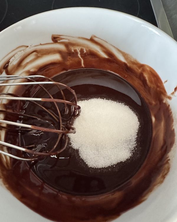 加入糖且攪拌均勻

add sugar and mix it well