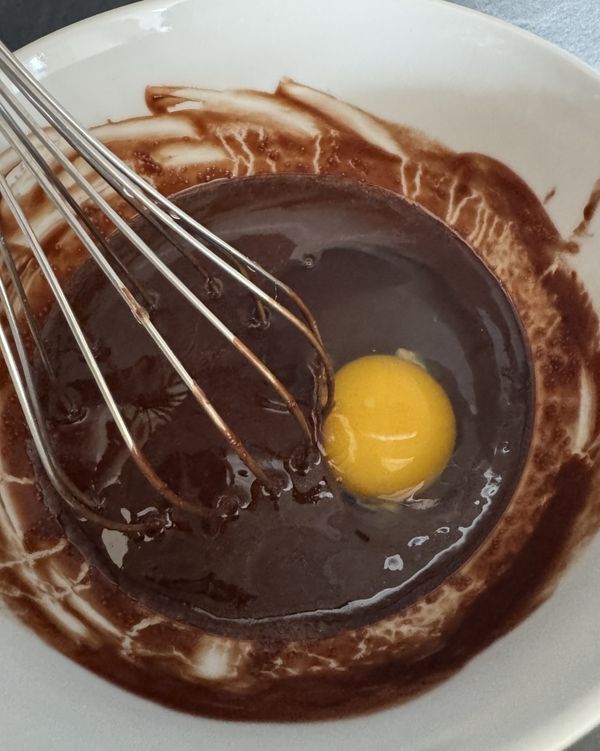加入蛋且攪拌均勻

add the egg and mix it well