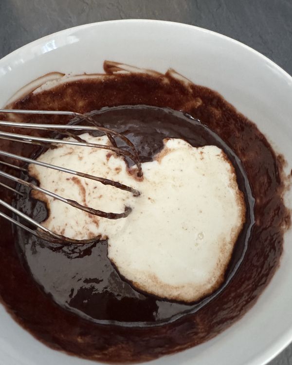 加入牛奶且攪拌均勻

add milk and mix it well