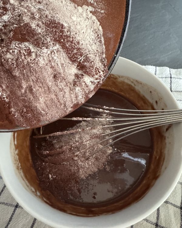 加入過篩的麵粉可可粉。分次加入且攪拌均勻

add the flour and cocoa powder mixture, add it in batches and mix it well