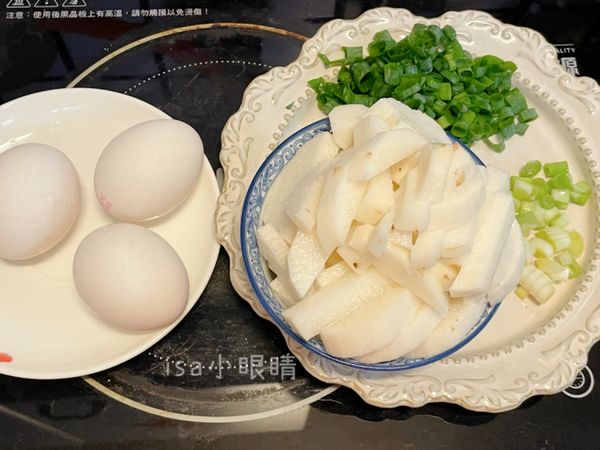 準備食材 : 山藥洗淨削皮、可以切塊或切絲，蔥花的蔥綠與蔥白分開。