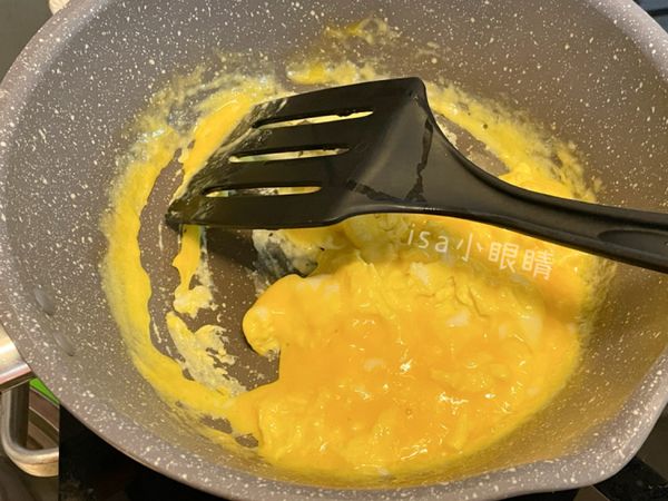 先用油炒雞蛋，炒到凝固半熟之後盛盤在旁邊待用。