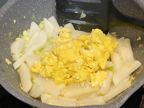 加入剛剛炒的雞蛋，一點鹽調味，一起拌炒。