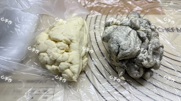 攪拌缸內依序放入牛奶、上白糖、速發酵母，先攪拌均勻到細砂糖融解，再放中筋麵粉、玄米油，用攪拌機攪拌5到10分鐘。
麵糰打好後先分割出一半的麵糰，加入黑芝麻粉再打1分鐘
💡麵糰的溫度盡量控制在23到24度
💡麵糰一定都要用袋子蓋好避免風乾