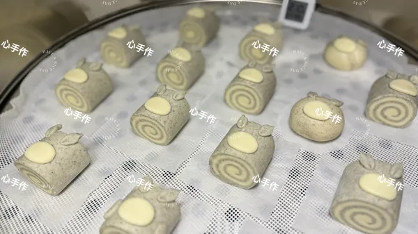 間距排放在蒸籠裡
發酵時鍋蓋要留縫隙
發酵沒有一定時間
基本上是長大到1.5倍
輕壓饅頭會緩慢回彈

https://youtu.be/EOP-8SekZ3U?si=dHj-rVgFRoBXrJvU