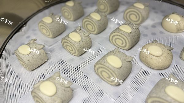 我的是發酵到1.5倍冷水開始蒸
因為我的蒸鍋是不鏽鋼的
不鏽鋼的鍋蓋要包布邊邊留一點縫隙
開大火，觀察出現蒸氣後開始計時15分鐘
時間到的時候等5分鐘再開鍋蓋
💡發酵到1.5倍大冷水開始蒸
💡發酵到兩倍大熱水開始蒸