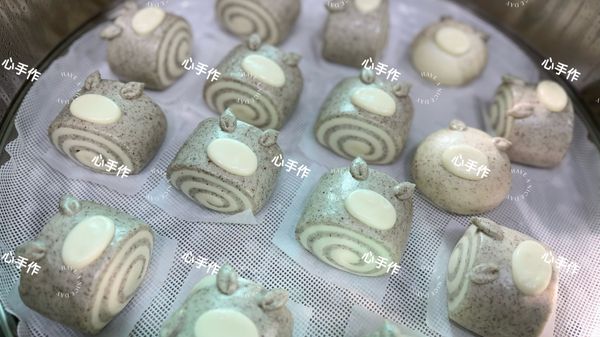 蒸製完成囉
等待發酵的時候要調麵糊水（點眼睛）中粉➕竹碳粉➕開水調勻到似醬油膏的質地
眼白是中粉➕開水➕數滴白色色膏調的
💡透過用麵糊水來點五官可以減少手作的時間避免麵糰過發。