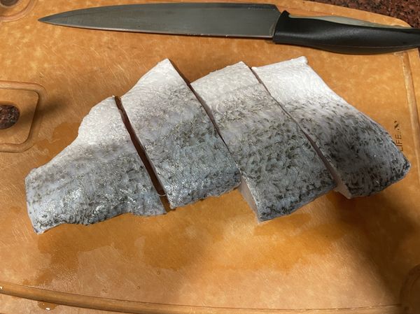 鱸魚排切成4片，均勻撒上鹽、胡椒