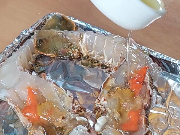 加入米酒、義式香料、胡椒盬
