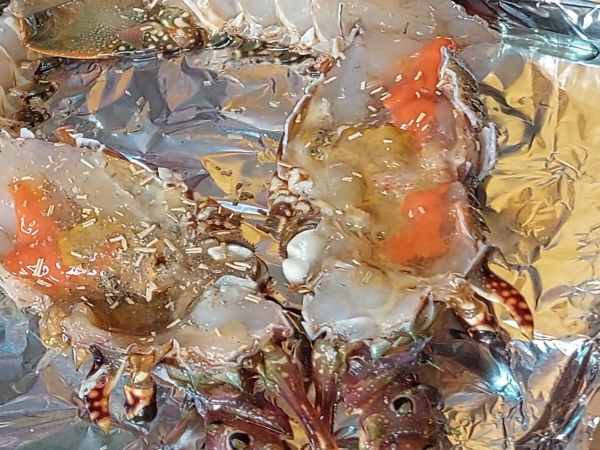 龍蝦上淋上橄欖油