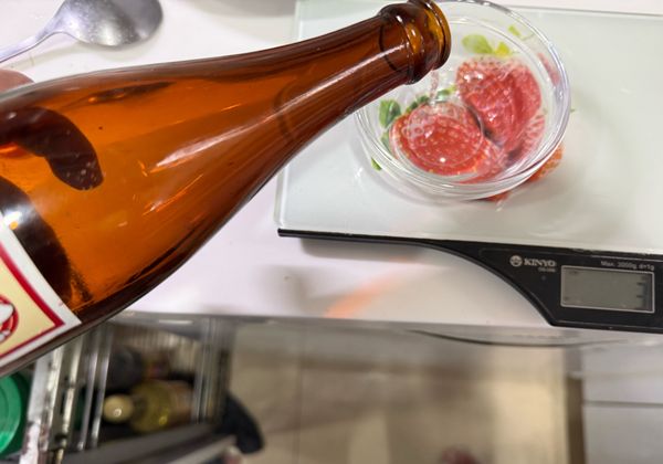 先準備好需要的醬料，包括紅標純米米酒、醬油和味琳。