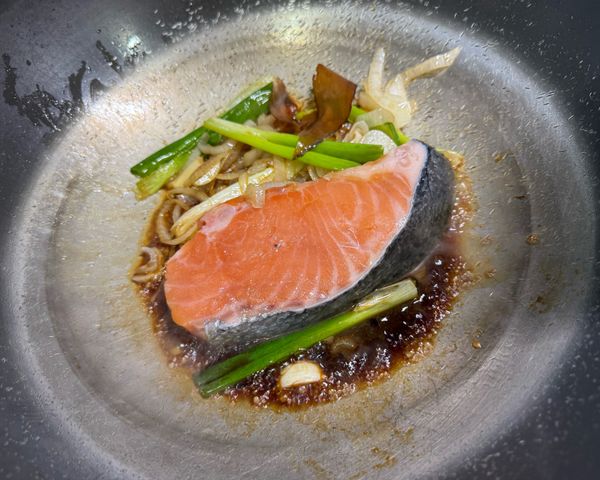 將醬油、味琳、紅標料理純米米飯加入鍋中，然後加入鮭魚。