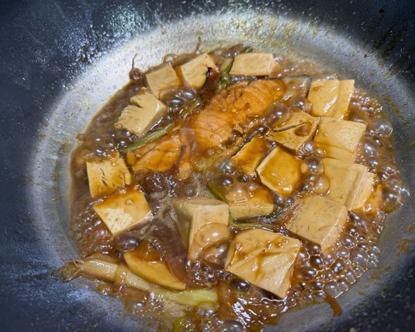 最後再轉大火收乾湯汁。