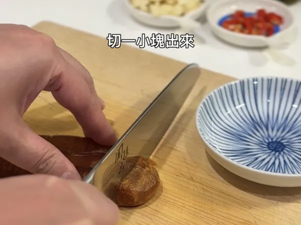 切一小塊出來，再進烤箱烤5分鐘後備用。
（註）這塊最後用來刨絲，多烤5分鐘讓質地變硬，較容易操作。