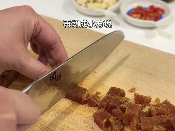 剩下的先切長段，在切成1公分的小方塊。