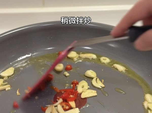 加入辣椒圈，稍微拌炒。