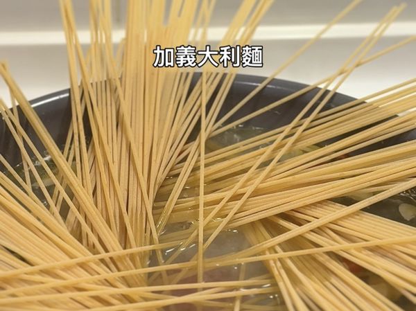 水滾後，放入義大利麵。
