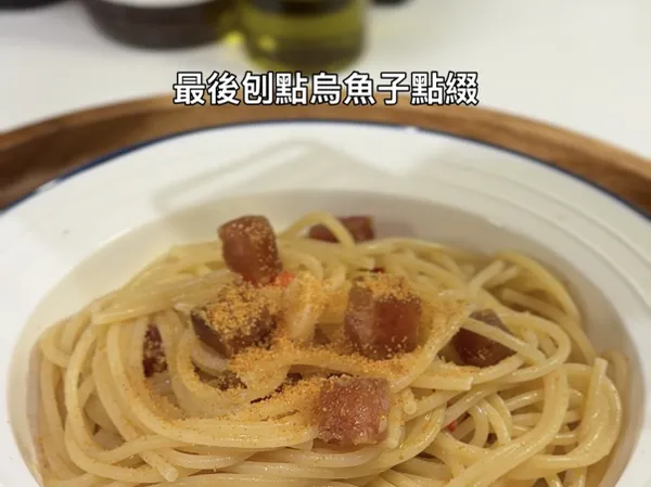 盛盤後用起士刨將步驟（5）預留下來的烏魚子刨絲點綴。