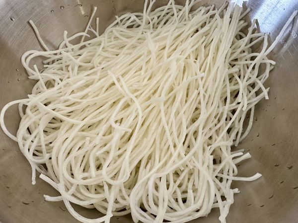 ●米粉可依自己的喜歡選擇粗細及品牌，今天用新竹粗米粉在迪化街買的網路應該也方便買得到，米粉拆封後放洗菜盆泡水5分鐘泡濕軟化但不泡糊，能讓米粉更容易入味。
※米粉泡水目的:短時間泡軟的米粉會更容易入味。
