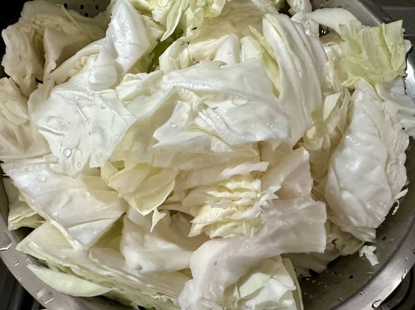 ●今天的高麗菜一顆3.5台斤，高麗菜從尖頭下刀剖對半用半顆洗淨後切塊，另外半顆用新的洗過的乾抹布或廚房紙巾包裹切面放塑膠袋密封放冷藏保鮮。