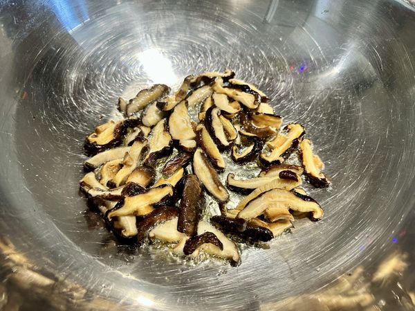 ●炒米粉我會用深炒鍋，這樣翻炒米粉會比較好操作，中小火放(油)先煸香(香菇絲）。
※爆香炒料要炒香，炒出的米粉才好吃。