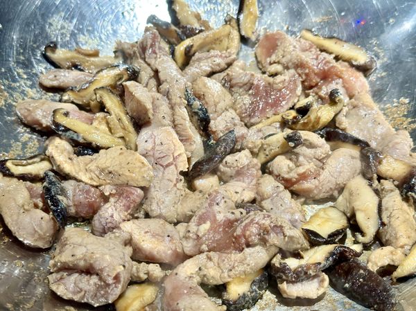 ●香菇煸至金黃香氣濃郁後再把(肉絲)加進來翻炒。