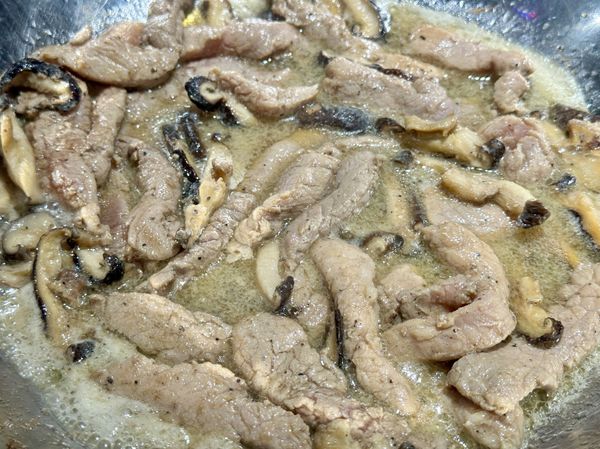 ●豬肉略變白，把(香菇水)加進來一起煨煮肉絲。
