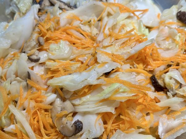 ●高麗菜微軟時把(紅蘿蔔絲)全部放進來翻炒，蓋上鍋蓋讓鍋中的蒸氣讓蔬菜軟化，時間也約1分鐘。