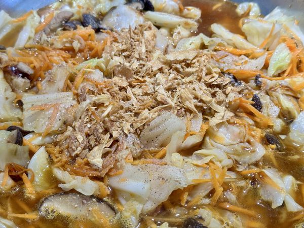 ●把豬肉先夾出，加(400cc)水進來，加(調味料及油蔥酥)幫湯汁增香提味。