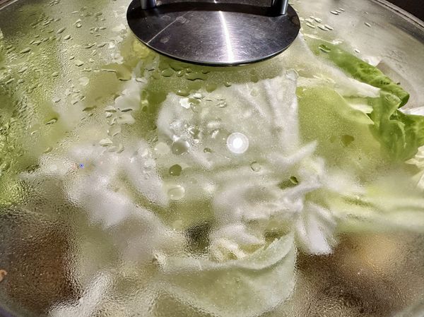 ●蓋上鍋蓋讓鍋中的蒸氣讓高麗菜軟化，時間約1分鐘。