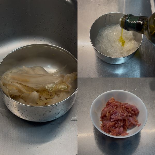 預先處理：
1.肉絲： 加入醃料抓勻，靜置一晚，確保肉質滑嫩。
2.冬粉：冷水泡軟、剪對半。入滾水燙 1 分鐘撈起，拌入少許橄欖油防止黏結結團。
3.酸白菜：剝成一片一片，使用清水稍作沖洗，浸泡20-30分鐘，再擠乾水分切細絲。
