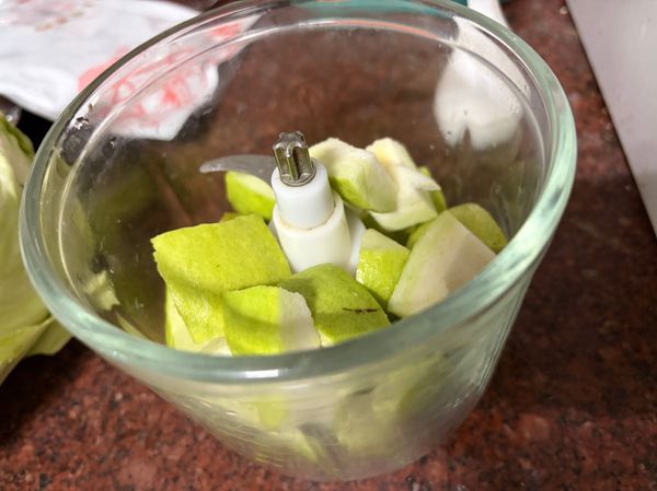 打芭樂汁，果肉可以留著，不用過濾。