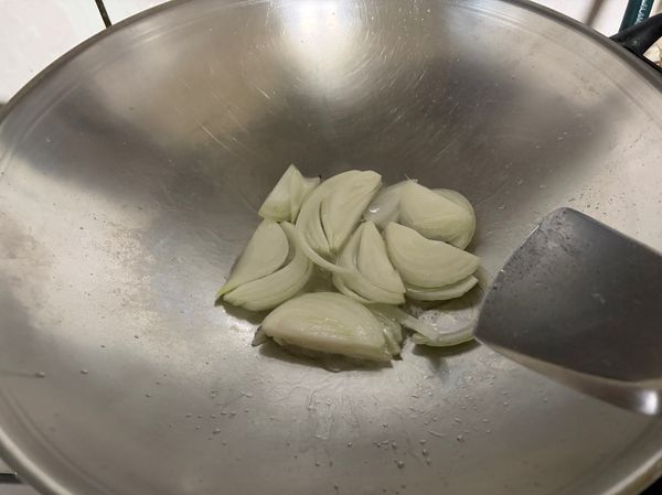 冷鍋備鍋下油，加入適量豬油或羊油，小火加熱，炒洋蔥，油微熱時，下蒜頭，用小火翻炒至散發香氣，以及洋蔥微微黃色。