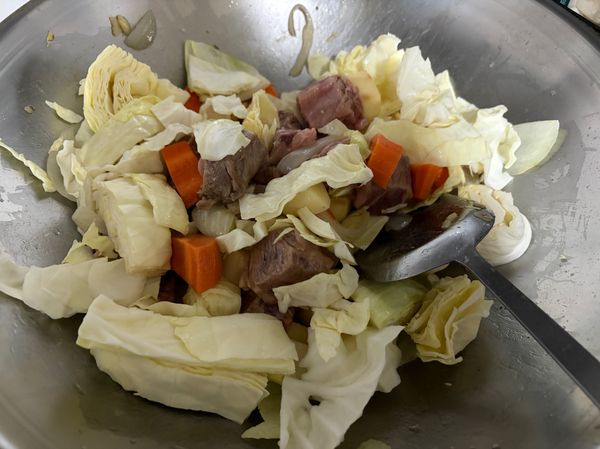 加入肉(切塊羊肉或牛肉)，再加入紅蘿蔔、馬鈴薯，以及高麗菜，小火輕輕翻拌均勻。