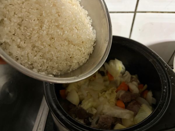 使用陶鍋或壓力鍋，加入米或糯米，將白米或糯米洗淨後放入鍋中，輕輕攪拌，使米粒吸收果汁與肉汁。