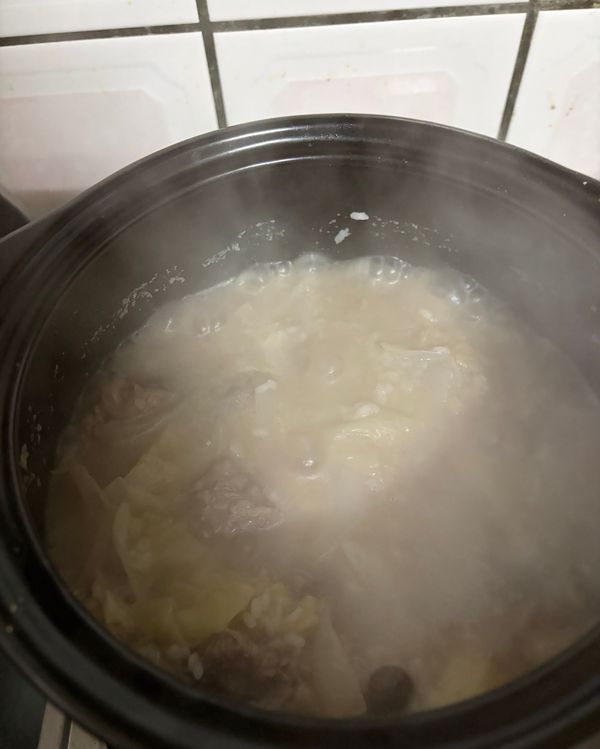 慢火燜煮，蓋上鍋蓋，小火慢慢燜煮，直到米粒熟透、肉軟嫩，湯汁濃稠，果香、肉香、乳香交融。