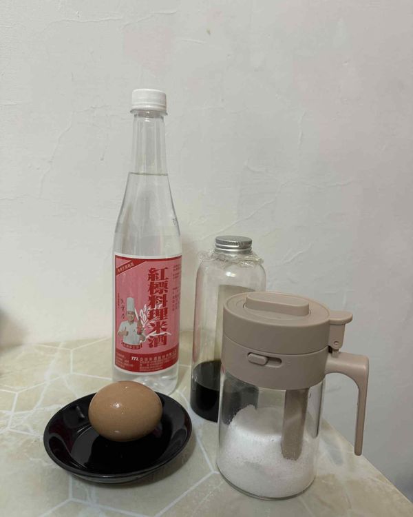 食材非常簡單好準備，這次的紅標料理米酒選用寶特瓶裝的，比過往更好開關及保存喔！
