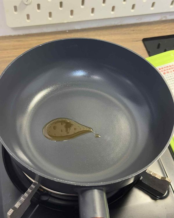 鍋中倒入適量麻油，可依個人口味輕重來抓量。