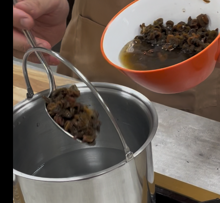 海茸頭放入悶燒鍋內鍋，滾水後加入醬油放入悶燒鍋悶5分鐘，取出