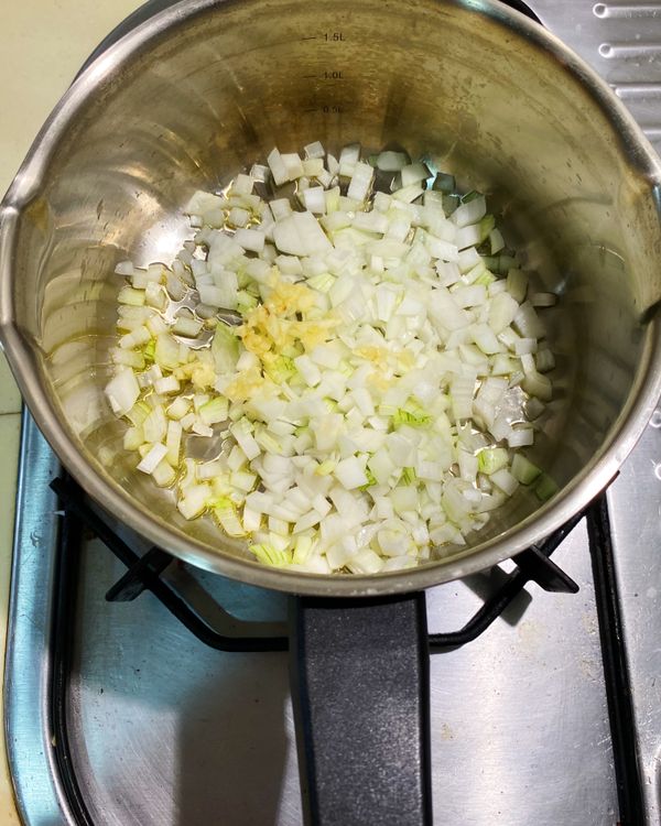 原鍋擦乾水分，放入橄欖油，以中小火先炒香洋蔥與大蒜。