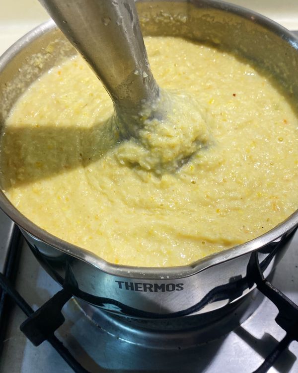 放入玉米粒、蔬菜高湯與牛奶。
嚐一下味道，適量加入鹽與現磨黑胡椒。
先以大火煮滾後，再轉小火煮至馬鈴薯熟透。
使用食物調理棒將鍋中材料打成泥狀。