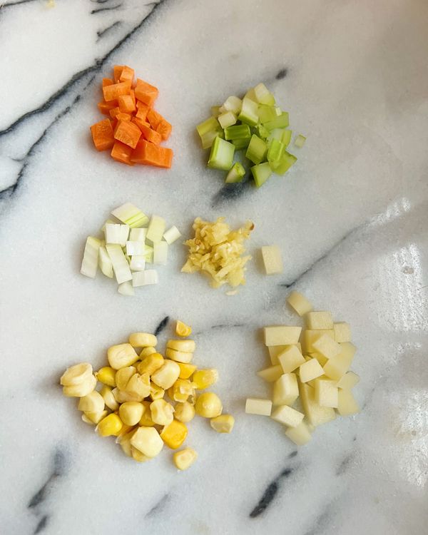 將洋蔥、紅蘿蔔、西洋芹、馬鈴薯去皮切丁，大蒜拍碎後備用。
