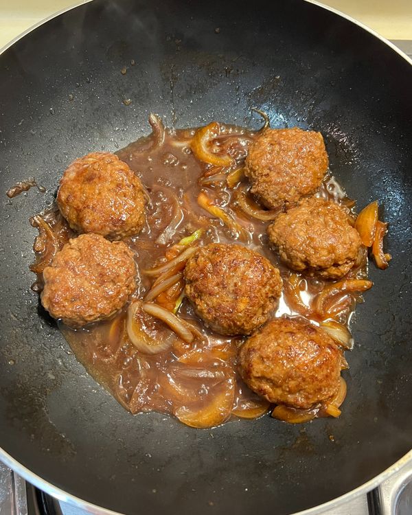待醬汁滾沸後，放入漢堡肉。
小火燒至醬汁呈現濃稠即可。