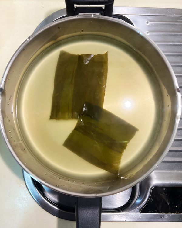 昆布與清水放入鍋中，開中小火煮至快沸騰時，取出昆布。
接著沸騰後關火，放入柴魚，帶柴魚完全沉後，瀝出高湯備用。
將蘿蔔泥沾醬所有材料攪拌均勻備用。